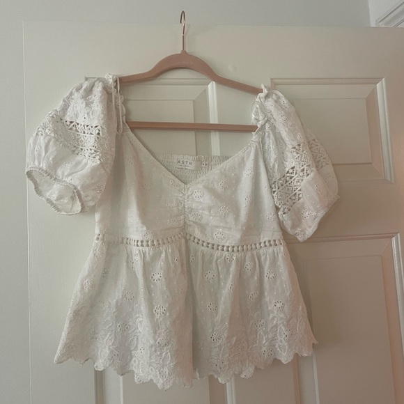 ASTR Amoura White Eyelit Top - Picture 2 of 9